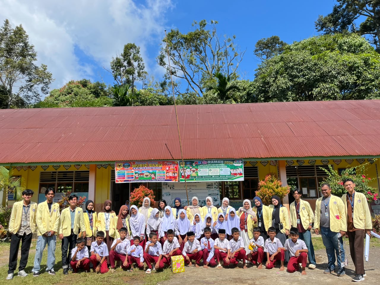 Sebanyak 25 Mahasiswa KKN UNP tanhun 2026 foto bersama dengan pelajar SDN 05 Bungo Tanjuang selepas melaksanakan sosialisasi stop bulying